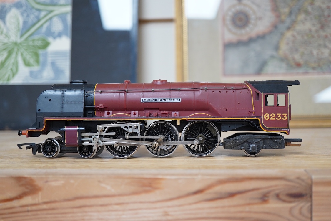 A quantity of 00 gauge model railway by Hornby, Tri-ang, etc. including nineteen locomotives in BR, GWR, LMS, etc. liveries, together with a boxed electrically operated turntable (R070), a terraced house (R8621) and a ga